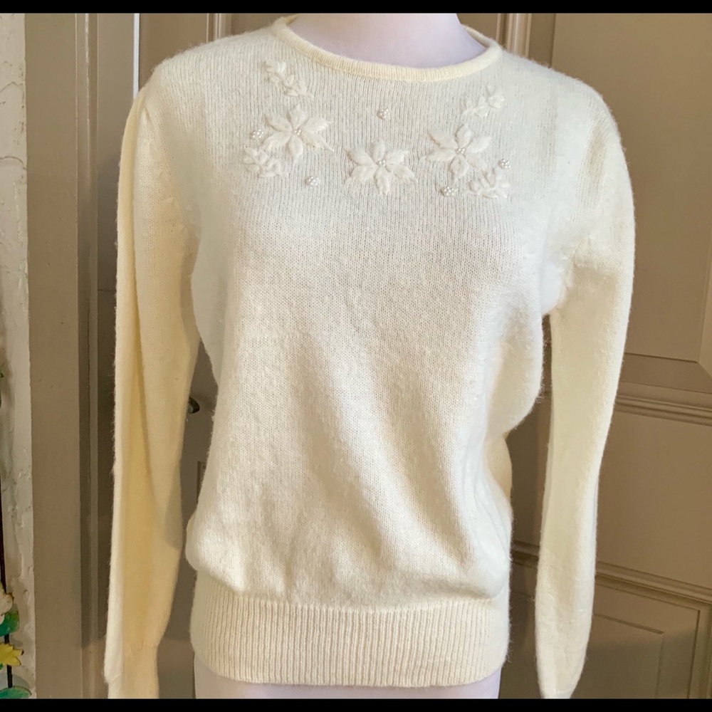 VTG Knitivo Pearls & Floral Embroidery Sweater Top